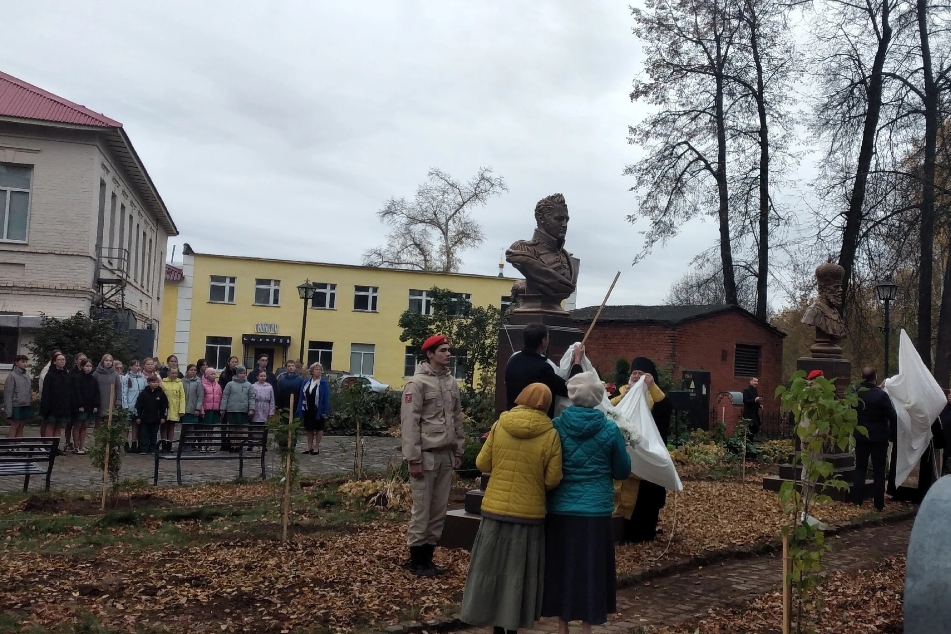 Торжественном открытии памятников императорам