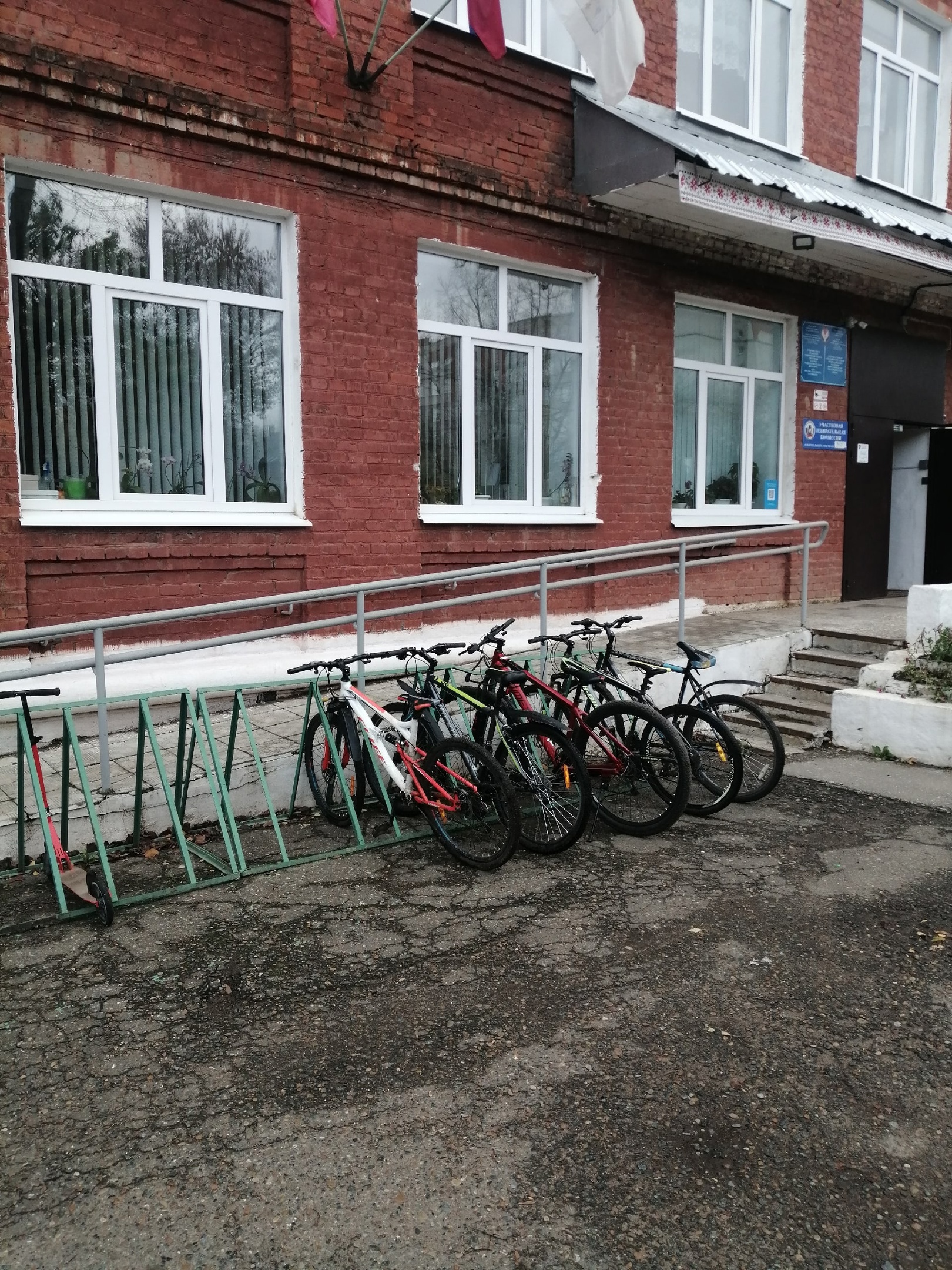 Для детей-инвалидов с нарушением опорно-двигательного аппарата у входа в школу  установлен пандус